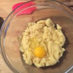 inserire un uovo per volta nella "polenta"